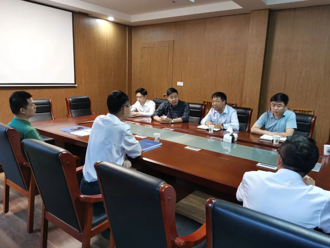 公司董事长张泽峰与江阴市顾山领导举行工作会谈